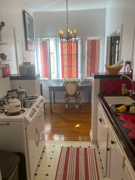 Building Photo - 414 N Sycamore Ave