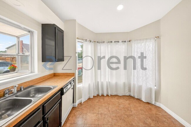 Building Photo - 14359 Parkwood Dr