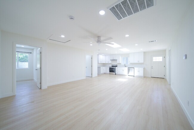 Building Photo - 206 W Broadbent Dr