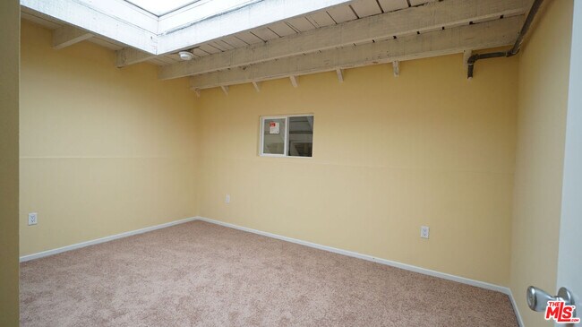 Building Photo - 922 W 23rd St