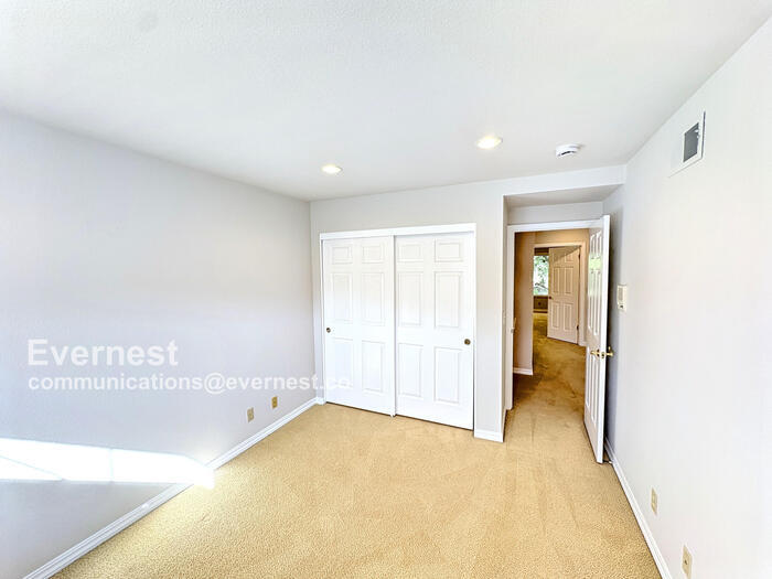 Building Photo - 473 S Clovercrest Ln