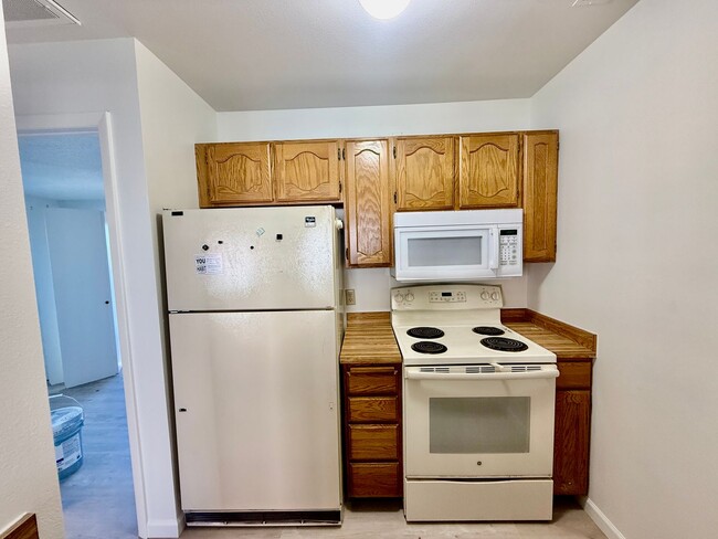 Building Photo - One Bedroom, TWO Bath apartment in Downtow...