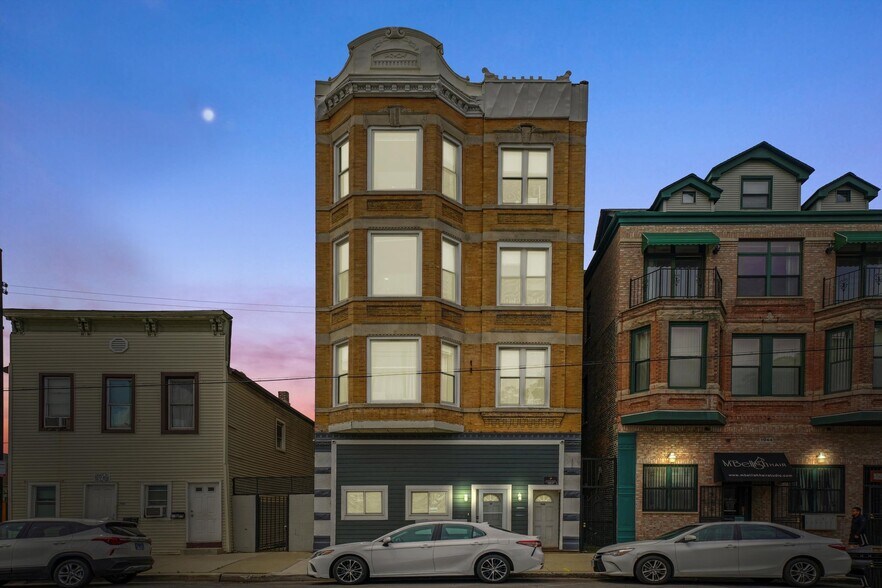 Building Photo - 1946 S Racine Ave