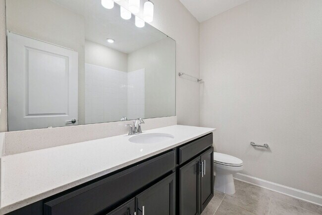 Building Photo - Spacious 3-Bedroom, 2.5 Baths Townhouse Retreat in Prime Orlando Location!