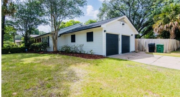 Building Photo - 7151 Edgemoor Dr