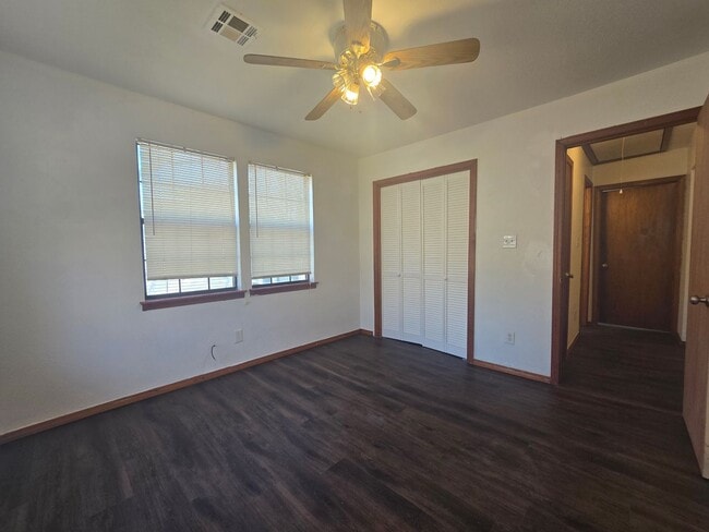 Building Photo - 4 Bed 2 Bath at Shawnee