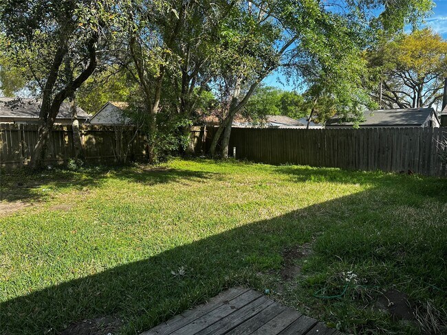 Building Photo - 635 Jeff Davis Dr