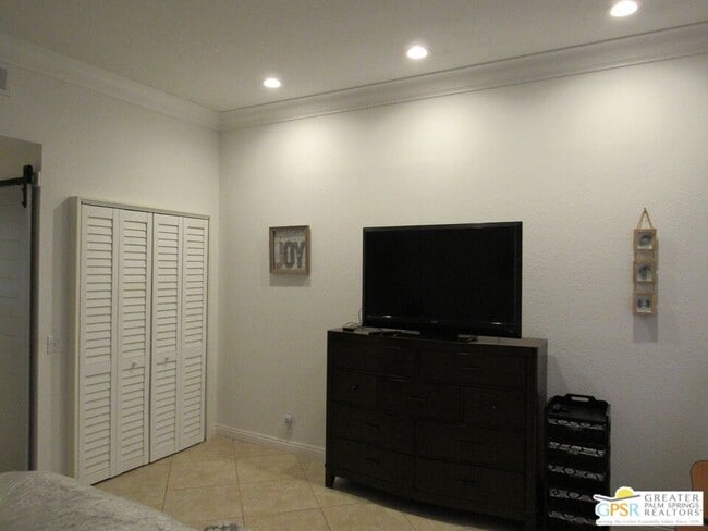 Building Photo - 2601 S Broadmoor Dr