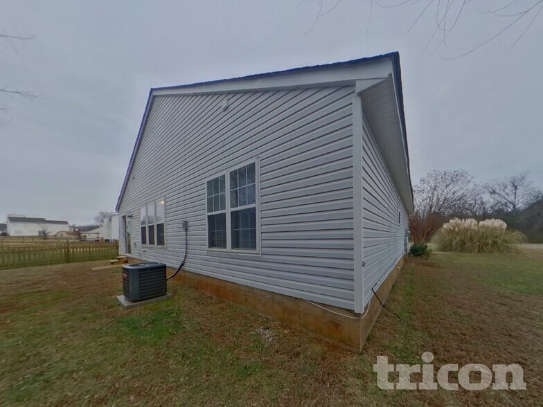 Building Photo - 2020 Chapel Creek Rd