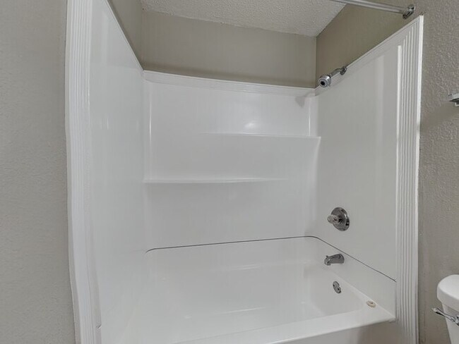 Building Photo - 4073 FairOaks Dr