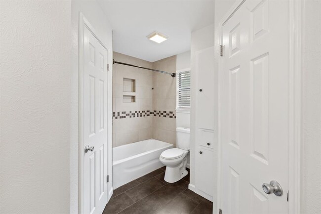 Building Photo - 1505 Charolais Dr