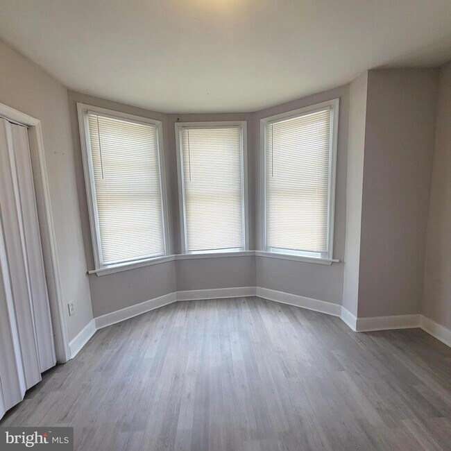 Building Photo - 5426 Regent St