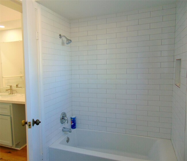 Building Photo - 2805 Cambridge Ln