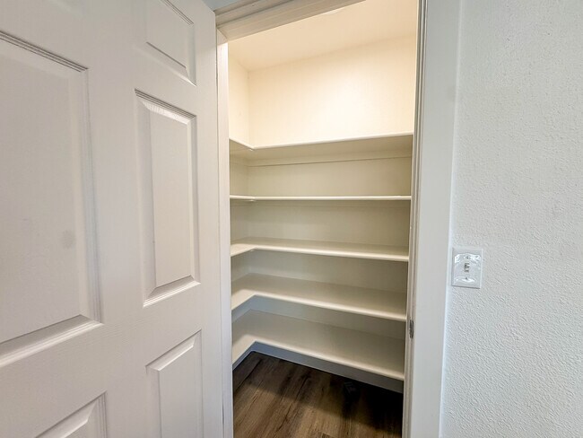 Building Photo - 1340 E Navajo Dr