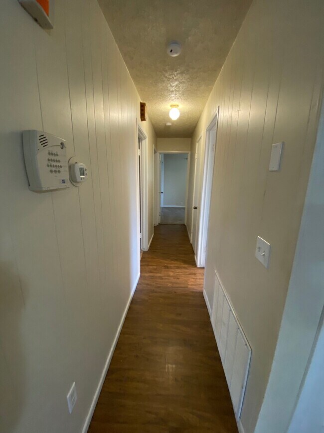 Building Photo - Spacious 3/2!