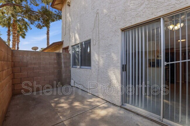 Building Photo - 860 E Brown Rd