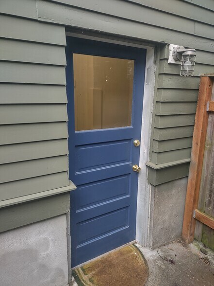 Building Photo - 1627 N Farragut St