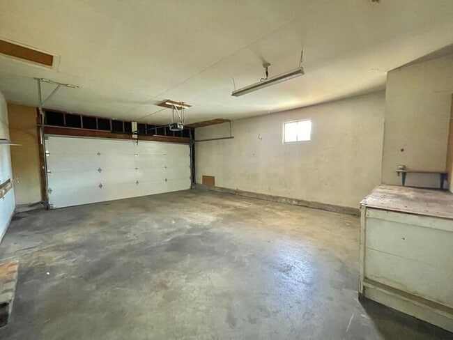Building Photo - Spacious 3 Bedroom, 1.5 Bathroom Home in G...