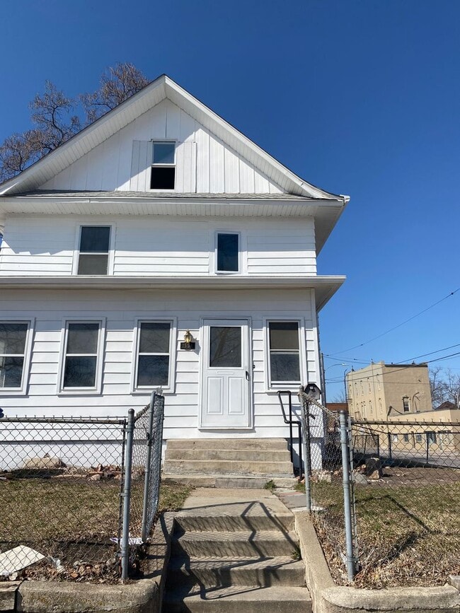 Building Photo - Spacious Home Available Now!