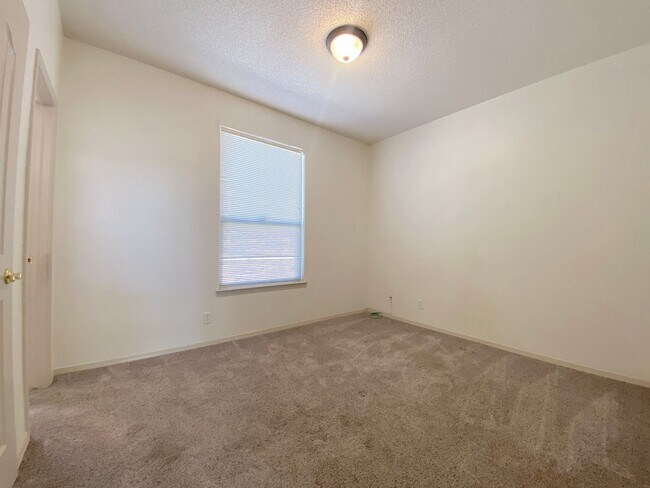 Building Photo - West El Paso LARGE 4bed/3.5bath 3 Car Garage Home-VIEWS!