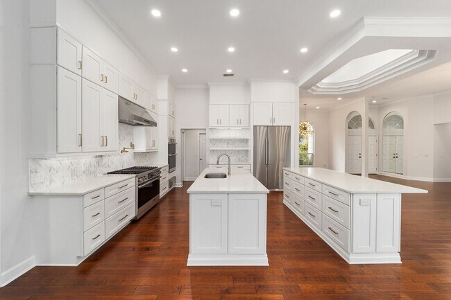 Building Photo - Beautiful Hom in India Station