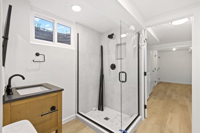 Building Photo - Incredible 4 bedroom Home in Southeast Denver