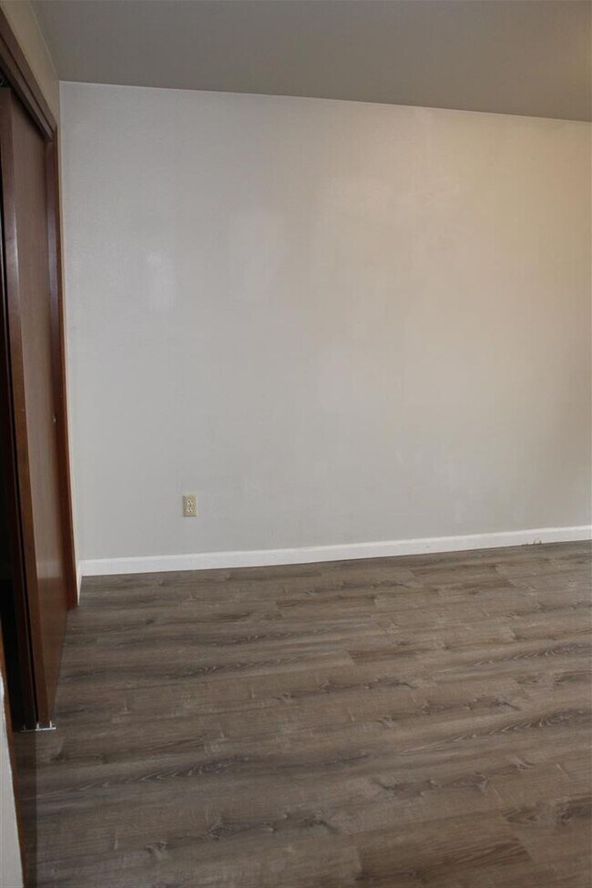 Building Photo - 2 Bedroom, 1 Bathroom Duplex!!!!