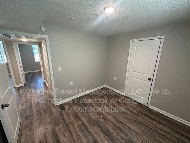 Building Photo - 4140 E 60 Terrace