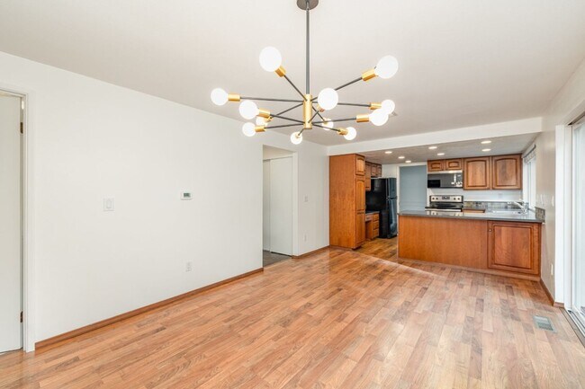 Building Photo - 4Bd/2.5Ba Bellevue Home