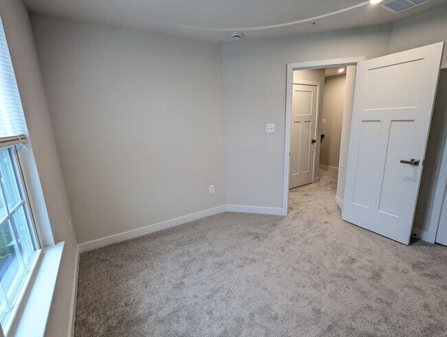 Building Photo - New Build (never lived in) townhouse avail...