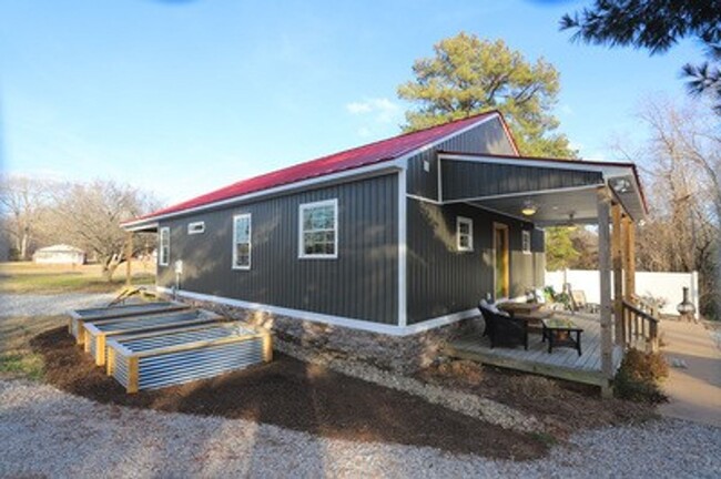 Building Photo - The red roof is calling you home!  Farmett...