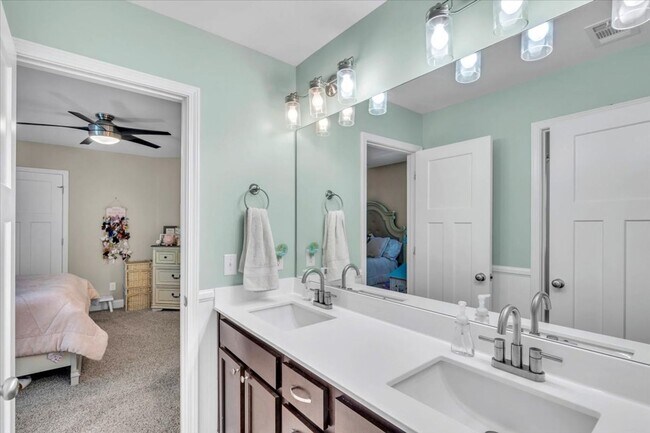 Building Photo - Gorgeous 4 Bed/2.5 Bath in Waterways Township!