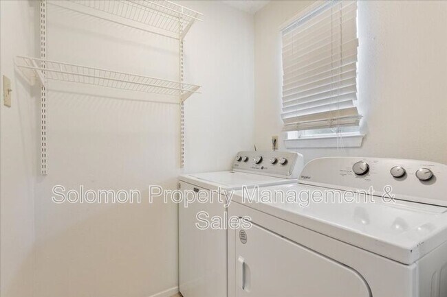 Building Photo - 1015 E Yager Ln