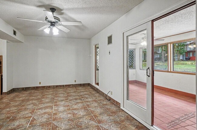 Building Photo - Two level Townhome in DeSoto Courts