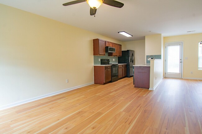 Building Photo - 4 Bedroom 3 Bathroom Home- Pets Okay!