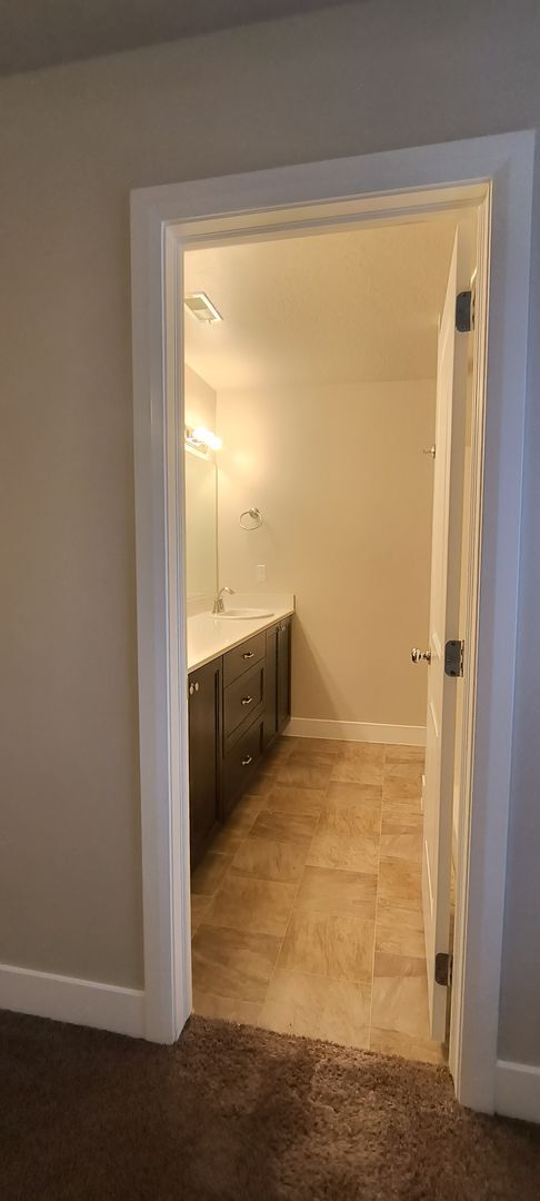 Building Photo - 3 Bedroom 3 Bathroom 2 Car Garage Townhome For rent.