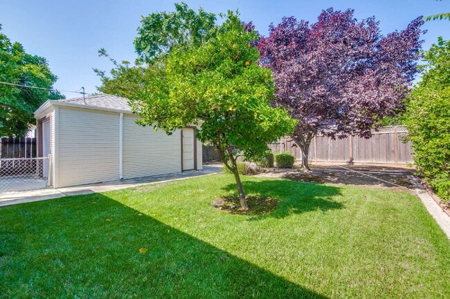 Building Photo - Bright, Clean and Cozy 2BR, 1BA Single Fam...