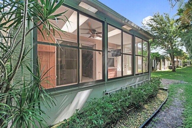 Building Photo - 9795 Crescent View Dr S