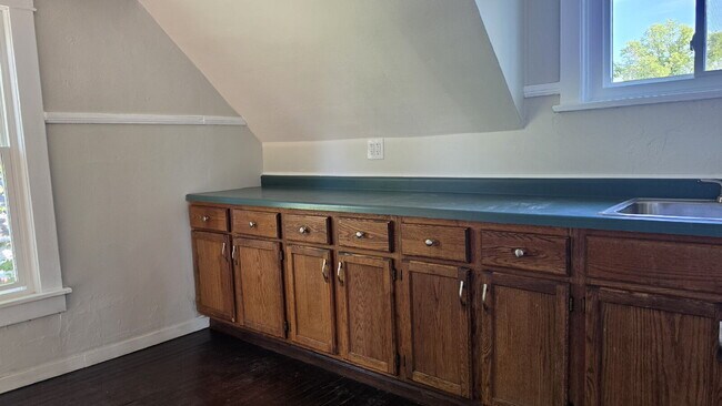 Building Photo - Refurbished 2 Bedroom Upper in Appleton
