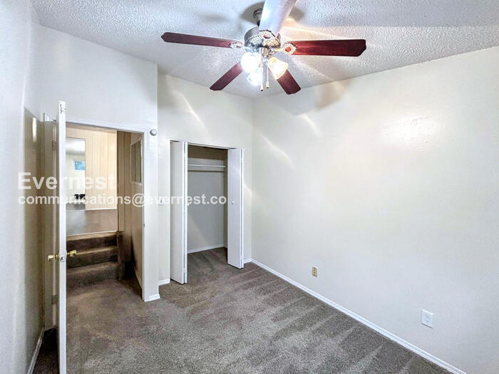 Building Photo - 110 1/2 W Cheyenne Rd