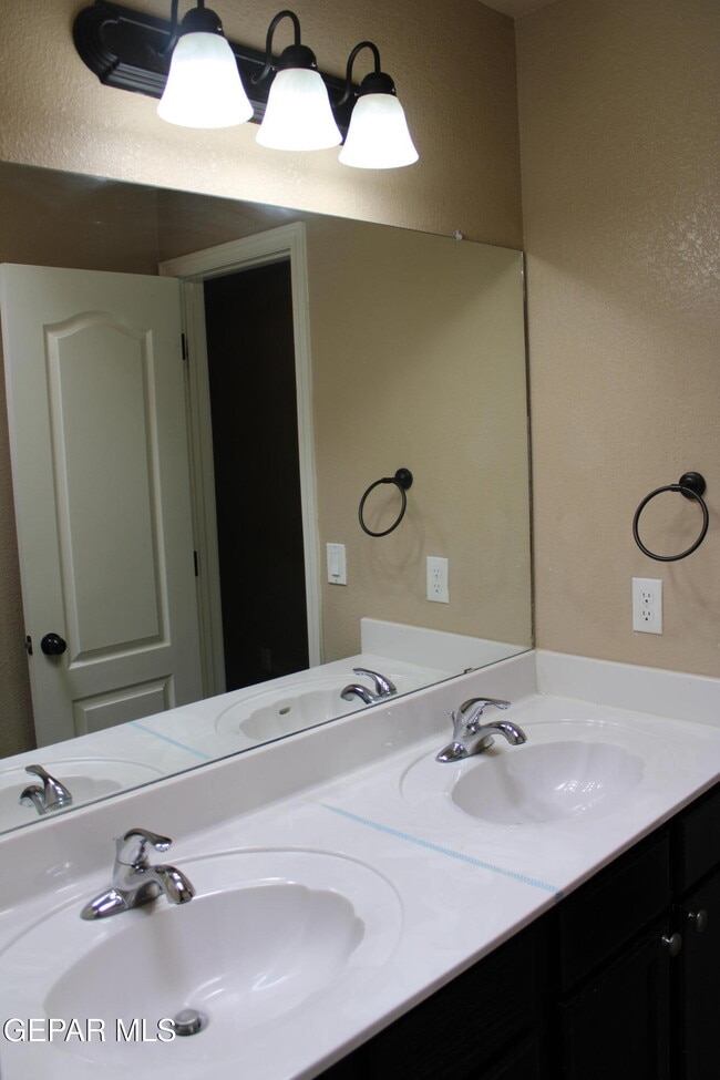 Building Photo - 3100 Amistoso St