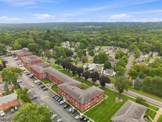Building Photo - 199 N Beverwyck Rd