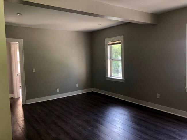 Building Photo - 3 Bedroom Duplex in Madison $1700/mo. $170...