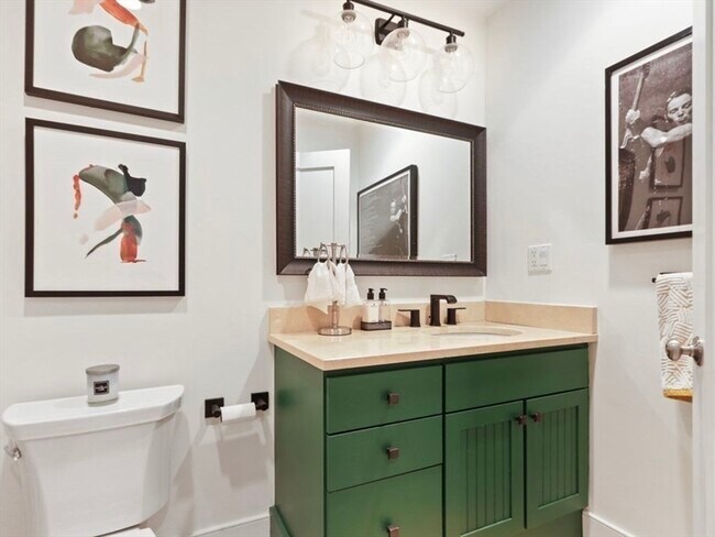 Building Photo - 525 E 7th St