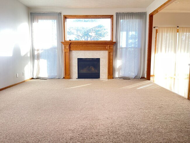 Building Photo - Northwest Omaha Gem: 2,700 Sq Ft, 3-Bedroom, Walk-Out Finished Basement, Fenced Yard, 3-Car Garag...