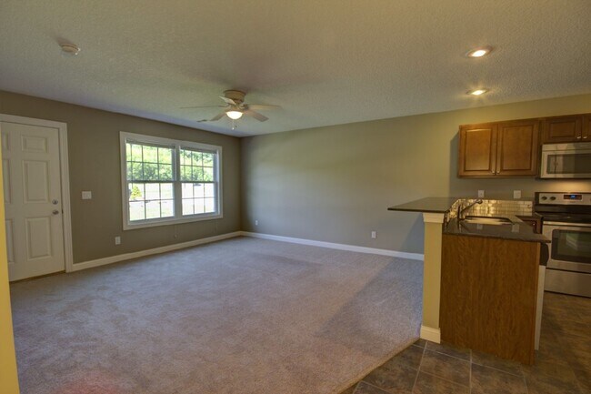 Building Photo - Gorgeous Townhomes