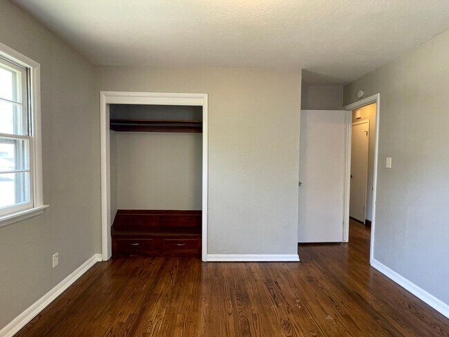 Building Photo - Beautiful Home with Granite and Hardwood!-...