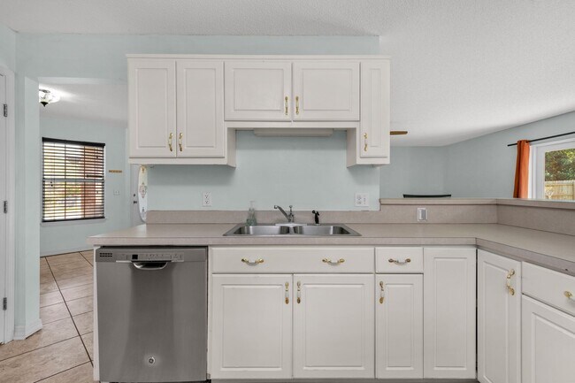 Building Photo - Spacious 3/2 w/Electricity Included Availa...
