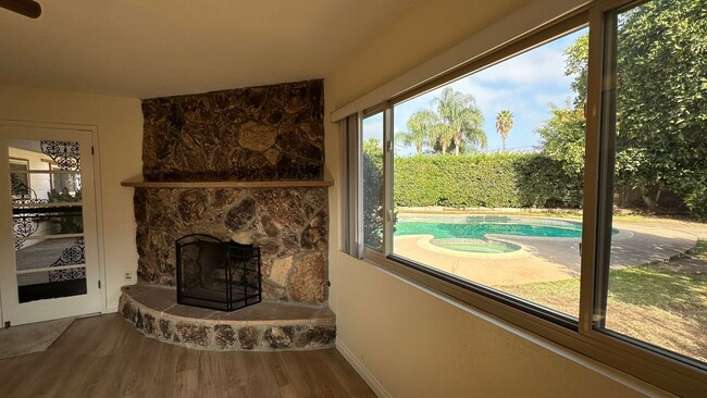 Building Photo - 4 bedroom in Escondido with backyard w poo...