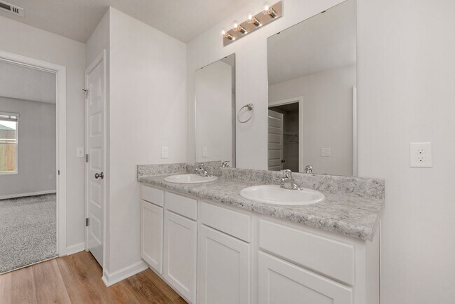 Building Photo - Beautiful 3BR Home with Privacy-Fenced Backyard in The Woodlands